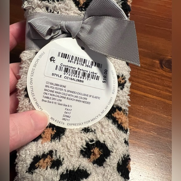 NWT fuzzy socks x 2 - Picture 5 of 7